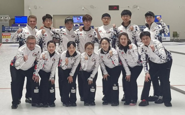 3일 열린 KB금융한국컬링선수권대회에서 우승을 차지하며 2018 평창동계올림픽 남녀 동반 출전을 확정 지은 경북체육회 남녀 컬링팀(왼쪽 위 밥 코치