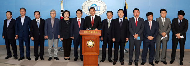 바른정당 탈당파 12명(김재경, 이군현, 권성동, 김성태, 김학용, 박순자, 여상규, 이진복, 홍문표, 홍일표, 장제원, 박성중)은 당장 