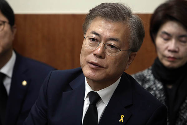 문재인 더불어민주당 후보가 선거 종반 ▷대학 등록금 반값 인하 ▷여름휴가 12일 이상 의무화 ▷기본 연차유급휴가일수 20일 등 서민 공약을 내걸며 지지율 결집에 나섰다. 사진은 삼성중공업 거제조선소 크레인 사고 피해자 및 유족을 방문한 문 후보. 연합뉴스