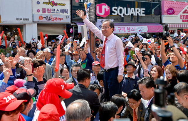 홍준표 자유한국당 대선 후보가 4일 오전 안동시 중앙로 신한은행 안동지점 앞 유세 현장에서 손을 흔들며 인사하고 있다. 우태욱 기자 woo@msnet.co.kr