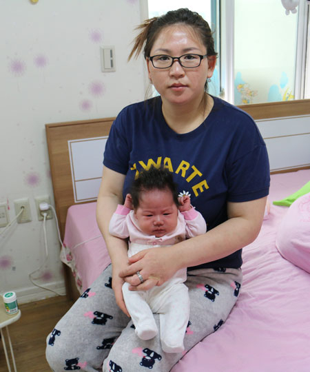 몽골인 이주노동자의 딸인 엥크오드 양이 심장수술을 무사히 받고 나서 어머니 보루체믹(30) 씨의 품에 안겨 있다. 대한적십자사 대구지사 제공