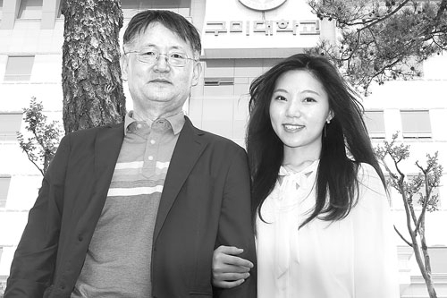 대구은행 대졸 신입사원 공채에서 주부로서 유일하게 합격한 조영현 씨가 김우현 구미대 마케팅경영전공 학과장과 합격의 기쁨을 함께 나누고 있다. 구미대 제공
