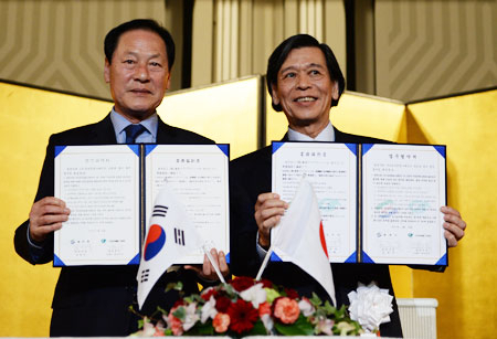 김영석 영천시장과 다케노 마사츠구 일본 승마클럽크레인 대표가 업무협약서를 펼쳐 보이고 있다. 민병곤 기자