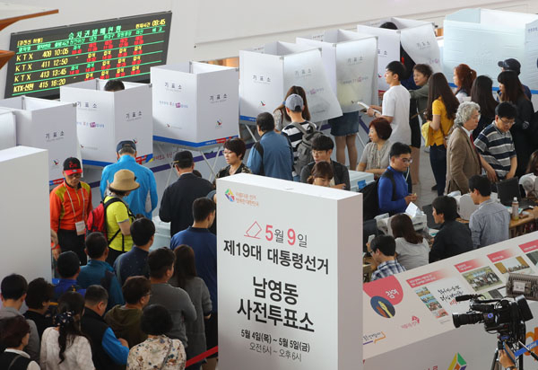 19대 대통령선거 사전투표 둘째 날인 5일 오전 9시 현재 누적 투표율이 13.15%로 역대 최고치를 기록했다. 이날 오전 서울역 대합실에 마련된 남영동 사전투표소에서 여행객을 비롯한 시민들이 줄지어 투표하고 있다. 연합뉴스