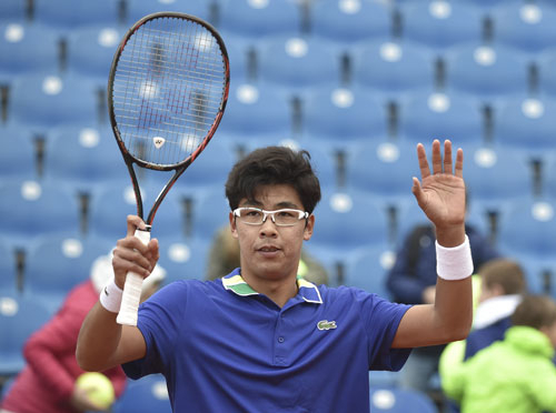 한국 테니스 간판 정현(78위)이 4일(현지시간) 독일 뮌헨에서 열린 남자프로테니스(ATP) 투어 BMW오픈 단식 2회전에서 세계 랭킹 16위 가엘 몽피스(프랑스)를 2-0(6-2 6-4)으로 완파하며 8강에 진출한 뒤 기뻐하고 있다. 정현이 세계랭킹 10위권 선수를 꺾은 것은 이번이 처음이다. 정현은 경기를 마친 뒤 \