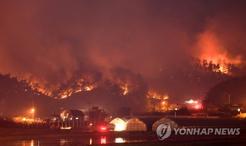 6일 오후 강원 강릉시 성산면에서 발생한 산불이 밤에도 꺼지지 않고 확산하고 있다. 연합뉴스