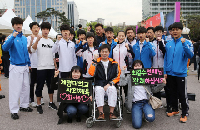 최길수(가운데) 소방관과 계명대 학생들이 대회 참가 후 기념촬영을 하고 있다.
