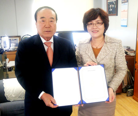 마상곤(왼쪽) 협운해운 회장이 오명희 달성중 교장에게 학교발전기금 1억원을 기탁하고, 두 기관은 장학금 지원 및 교육복지사업 운영에 대한 업무협약을 체결했다. 달성중 제공