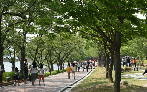 경주 보문단지 내 호반길에서 산책을 즐기는 관광객들. 경상북도관광공사 제공