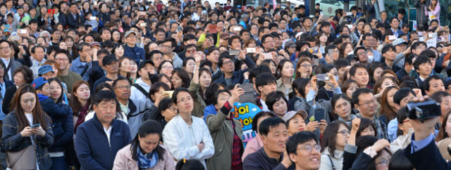 지난달 27일 성남 야탑역 광장에서 열린 더불어민주당 문재인 대선 후보의 집중유세 현장에서 유권자들이 연설을 경청하고 있다. /하태황기자 hath@kyeongin.com
