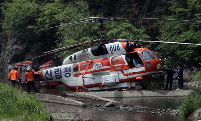 8일 오전 11시 46분께 강원 삼척시 도계읍 고사리 도계농공단지 인근에 산림청 헬기가 비상착륙해 있다.연합뉴스