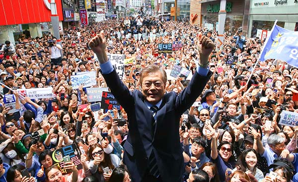 19대 대선을 하루앞둔 8일 오후 더불어민주당 문재인 대선후보가 부산 서면에서 시민에게 인사하고 있다. 연합뉴스