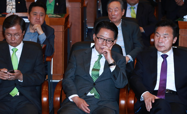 국민의당 박지원 중앙상임선거대책위원장(가운데), 손학규 (오른쪽), 천정배 선대위원장 등이 9일 오후 서울 여의도 국회 헌정기념관에 마련된 국민의당 선대위 개표상황실에서 방송사 출구조사 결과에 심각한 표정을 짓고 있다. 연합뉴스