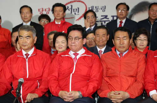 9일 오후 서울 여의도 자유한국당 당사에서 정우택(가운데) 상임중앙선대위원장 등 지도부가 굳은 표정으로 출구조사 결과 발표를 지켜보고 있다.연합뉴스