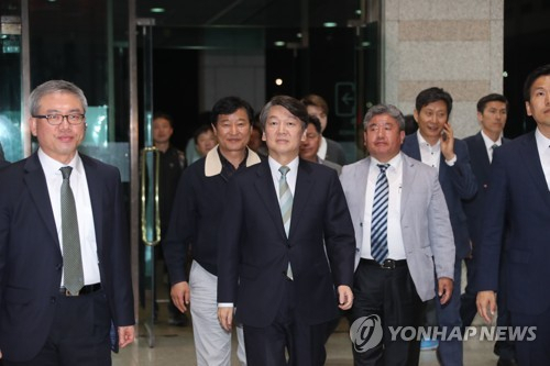 국민의당 안철수 대선후보가 19대 대선 투표일인 9일 오후 서울 여의도 국회 헌정기념관에 마련된 국민의당 선대위 개표상황실로 들어서고 있다. 연합뉴스