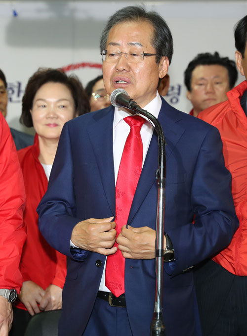 홍준표 자유한국당 후보가 9일 저녁 서울 여의도 당사 개표상황실을 방문해 당 지도부와 인사를 나누고 