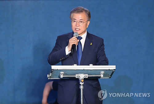 문재인 대통령 당선인이 9일 오후 서울 세종로공원에서 열린 시민들과 함께하는 개표방송에서 승리선언을 하고 있다. 연합뉴스
