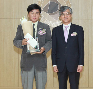 강영신(왼쪽) 대표가 홍덕률 대구대 총장으로부터 