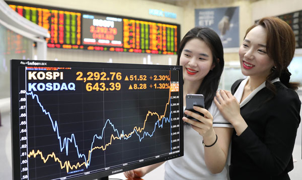 새 정부 들어 주식시장에 장밋빛 전망이 감돌고 있다. 8일 사상 최고치(2,292.76)를 기록한 코스피지수. 연합뉴스