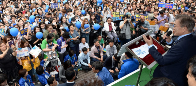문재인 대통령 시대가 개막했다. 문재인 후보는 대선 공식 선거운동의 시작을 대구에서 했고 선거운동 마지막 날에도 대구를 찾아 대구경북의 대통령, 호남의 대통령, 충청의 대통령을 넘어 대한민국의 대통령이 되고 싶다고 지지를 호소했다. 지난 8일 대구 동성로 대구백화점 앞 광장에서 지지자들의 연호와 박수 속에 지지를 호소하고 있는 문재인 후보. 연합뉴스