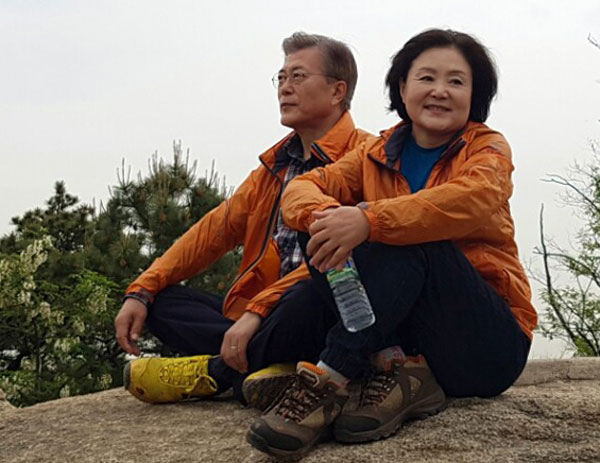 문재인 더불어민주당 후보와 김정숙 여사가 9일 오전 투표를 마치고 서울 서대문구 홍은동 자택 뒷산을 산책하던 중 진인사대천명의 심정으로 바위에 앉아 있다. 연합뉴스