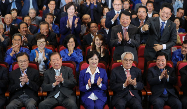 추미애(앞줄 가운데) 더불어민주당 대표 등 지도부가 9일 오후 서울 여의도 국회의원회관 대회의실에서 투표 종료와 함께 발표된 TV 방송사의 투표자 출구조사 결과가 발표되자 환호하고 있다. 연합뉴스