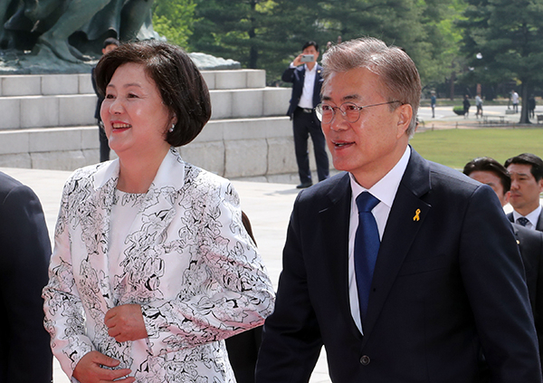 문재인 대통령과 부인 김정숙 여사가 10일 오전 국회에서 열리는 취임 행사에 참석하기 위해 입장하고 있다. 연합뉴스