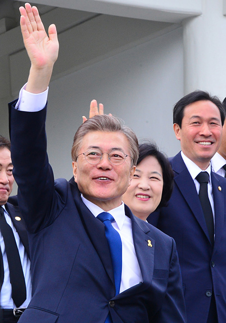 문재인 제19대 대통령의 임기가 10일 오전 8시 9분 공식 개시됐다. 사진은 문 대통령이 부인 김정숙 여사와 10일 오전 서울 동작동 국립서울현충원 현충탑에 참배를 마치고 시민들에게 손을 흔드는 모습. 연합뉴스