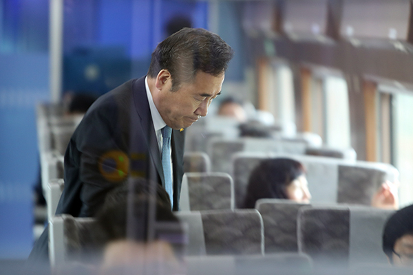 이낙연 전남지사가 문재인 정부 초대 국무총리 후보자에 내정된 것으로 알려졌다. 이 지사가 10일 오전 광주 송정역에서 서울 용산역으로 향하는 KTX 열차에 올라 짐을 챙기고 있다. 연합뉴스