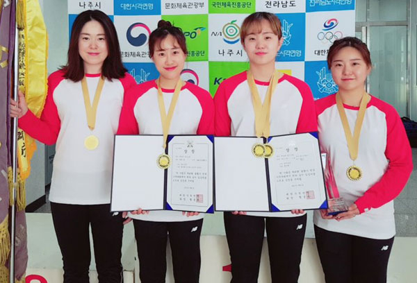 봉황기 전국사격대회 공기소총 단체전에서 우승을 차지한 울진군청 사격실업팀 선수들이 우승기 수상 후 기념촬영을 하고 있다. 왼쪽부터 김수경