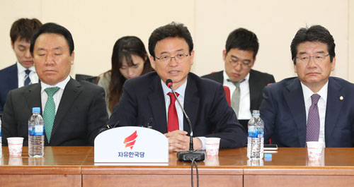 19대 대선 결과 대구경북(TK) 정치권은 정치적 다양성 속에서 TK 활로를 모색해야 할 과제를 안게 됐다. 사진은 10일 오전 서울 여의도 자유한국당 당사에서 열린 중앙선거대책위원회의에서 사무총장직 사퇴의사를 밝히고 있는 이철우(가운데) 국회의원. 연합뉴스