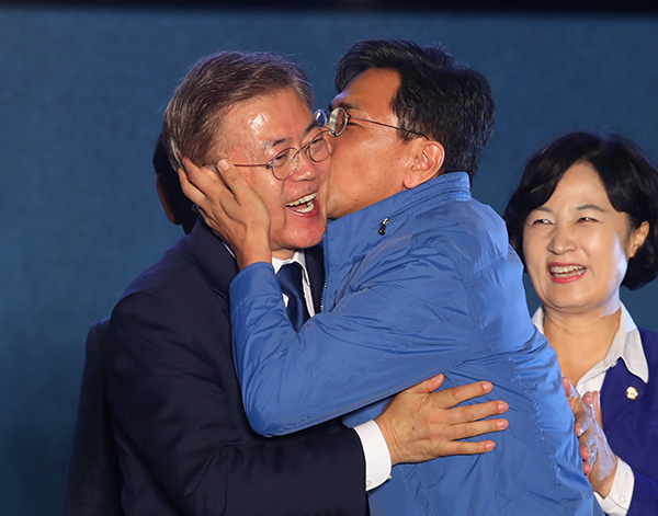 안희정 충남지사는 11일 문재인 대통령의 볼에 축하 뽀뽀를 한 것에 대해 