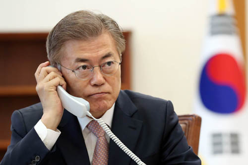 문재인 대통령이 11일 청와대 집무실에서 중국 시진핑 국가주석으로부터 걸려온 대통령 당선 축하 전화를 받고 있다. 연합뉴스