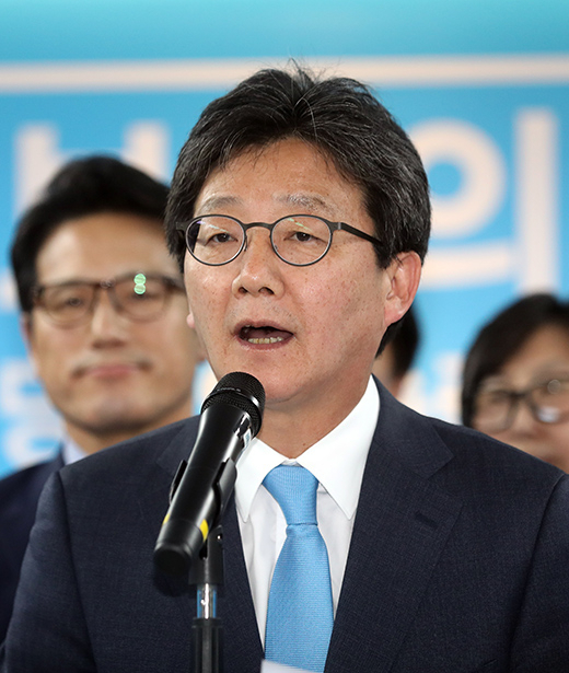 문재인 대통령이 대선 당시 경쟁후보였던 유승민 바른정당 의원에게 경제부총리 입각을 제의했다는 보도가 나오면서 SNS가 뜨겁게 달아오르고 있다. 사진은 제19대 대통령 선거 개표가 한창인 10일 오전 서울 여의도 당사를 방문, 대국민 메시지를 발표하고 있는 유 의원. 연합뉴스