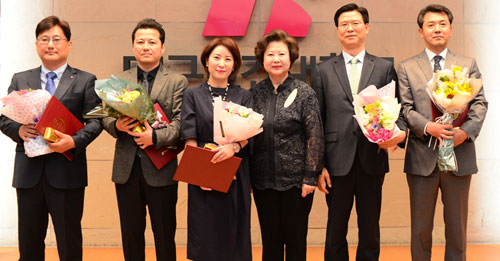 공로상을 받은 대구보건대 교직원들이 기념 촬영을 하고 있다.