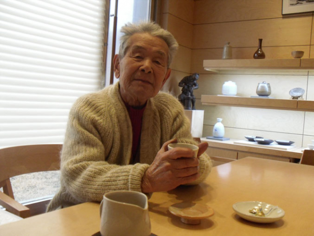 24시간의 하루를 둘로 쪼개 사는 천한봉 옹. 허리가 다소 굽었을 뿐 오늘도 자기를 만들고 있는 현역 기술자다.