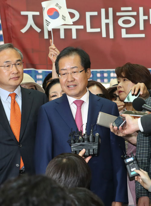 자유한국당 대선 후보를 지낸 홍준표 전 경상남도지사가 12일 오후 인천공항을 통해 미국으로 출국했다. 연합뉴스