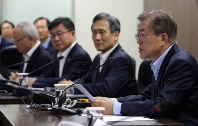 문재인 대통령이 14일 오전 청와대에서 북한의 탄도미사일 발사와 관련해 소집한 국가안전보장회의를 주재하고 있다. 연합뉴스