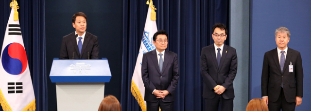 임종석 대통령 비서실장이 14일 청와대 춘추관 대브리핑실에서 전병헌 정무수석 등에 대한 인사를 발표하고 있다. 왼쪽부터 임 비서실장, 전병헌 정무수석, 하승창 사회혁신수석, 김수현 사회수석.연합뉴스