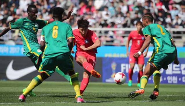 U-20 한국 축구대표팀의 조영욱이 14일 경기도 고양종합운동장에서 열린 평가전에 출전해 세네갈 수비진의 저지를 뚫고 슛을 시도하고 있다. 연합뉴스