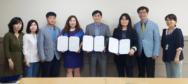 계명문화대와 대구서부고용복지플러스센터 관계자들이 협약식 후 기념촬영을 하고 있다.