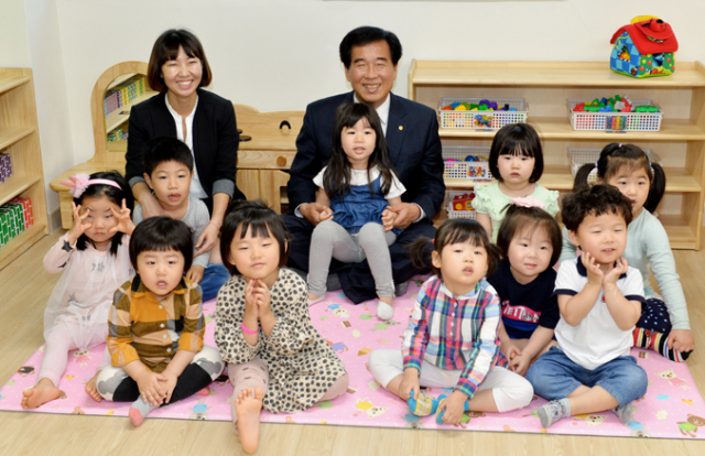 새롭게 개원한 경산시청 직장어린이집에서 최영조 경산시장이 아이들과 즐거운 시간을 보내고 있다. 경산시 제공