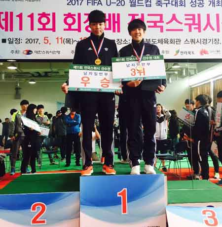 대구시청 유재진(왼쪽)과 이세현이 11~13일 진행된 제11회 회장배 전국 스쿼시 선수권 대회 남자 일반부 경기에서 1, 3위를 차지한 뒤 기념 촬영을 하고 있다. 대구스쿼시연맹 제공