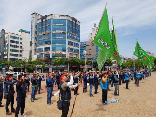 15일 전국건설기계 경북연합회 회원 100여 명이 포항시청 앞에서 집회를 열고 있다. 배형욱 기자