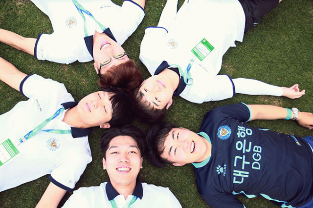 대구FC 크루는 현장에서 일하며 선수들을 돕는 축구팬들의 공식 모임이다. 매년 40여 명의 크루가 선발된다. 2014년 크루 활동을 시작한 고강훈(푸른색 유니폼) 씨는 올해 대구FC 키트 매니저가 됐다. 대구FC 제공