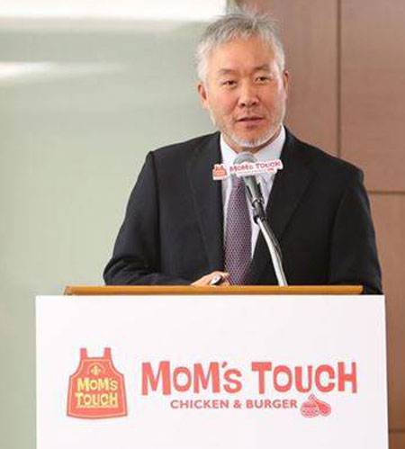 지난 1월 맘스터치 브랜드 론칭 20주년을 맞아 기자간담회서 신사업 비전을 발표하고 있는 정현식 대표. 맘스터치 제공