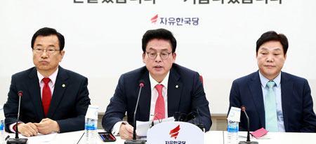 정우택(가운데) 자유한국당 대표 권한대행 겸 원내대표가 15일 국회 당대표실에서 열린 비상대책위원회의에 참석해 발언하고 있다. 연합뉴스