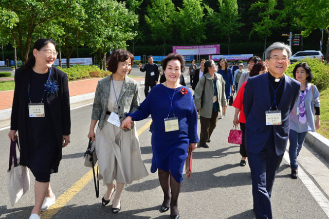 14일 열린 대구가톨릭대 동문 초청의 밤 행사 참석자들이 효성여대 모습을 담은 