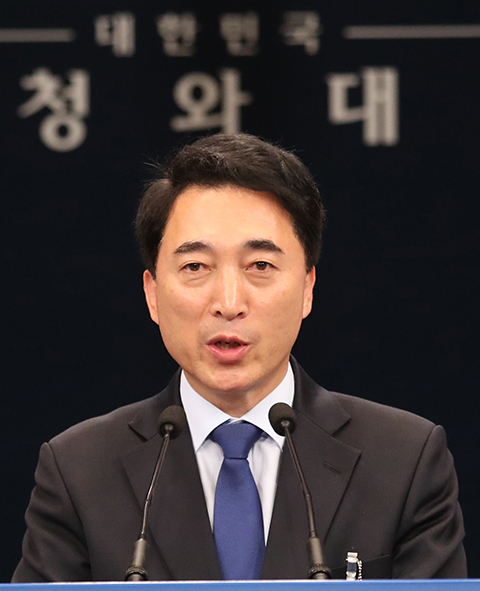 박수현 청와대 대변인이 16일 청와대 대브리핑실에서 대변인 인선 소감을 말하고 있다. 연합뉴스