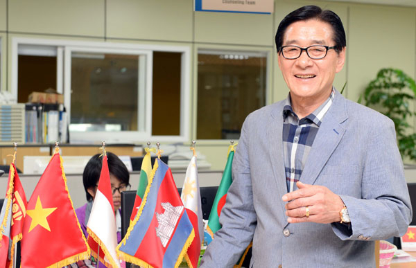 김경조 전 한국노총 대구지역본부 의장(대구외국인력지원센터장)은 노동자들의 주장이 합리적으로 전달될 수 있는 세상이 됐기 때문에 빨간 머리띠와 조끼는 박물관으로 보내고 새로운 차원의 노동운동을 해야 한다고 강조했다. 박노익 대기자
